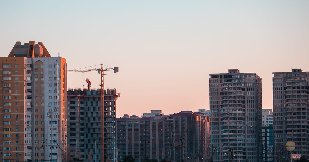 Vista urbana de São Paulo, Brasil, com empreendimentos imobiliários residenciais em construção, edifícios modernos e guindastes ao fundo